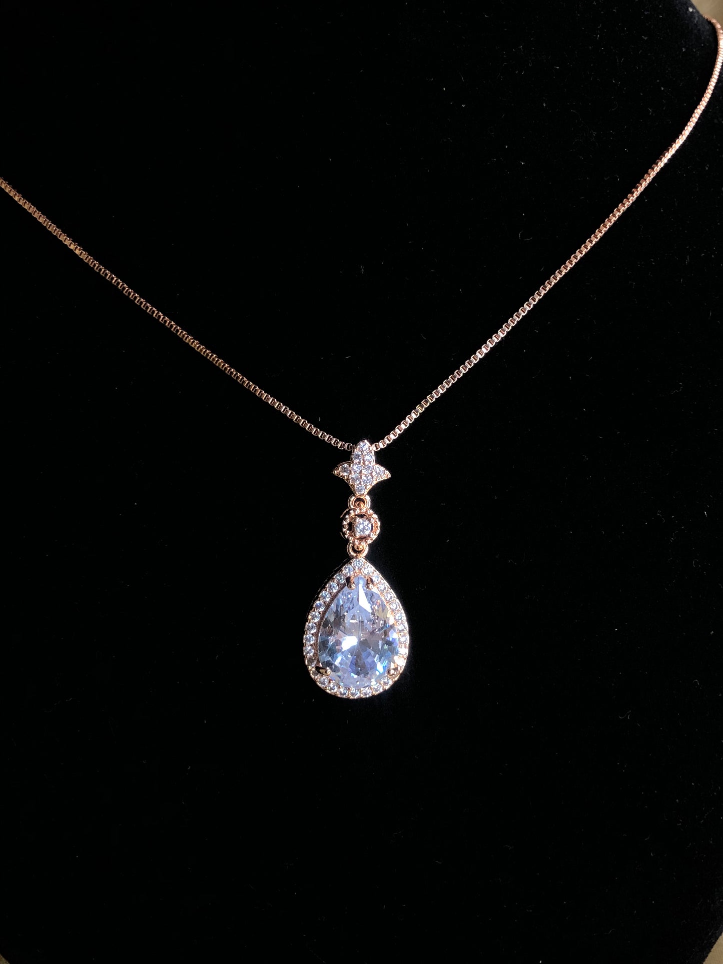 "White Crystal Teardrop Pendant Necklace”