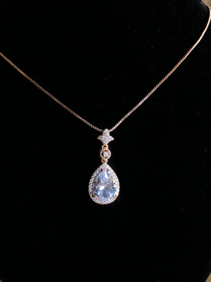 "White Crystal Teardrop Pendant Necklace”