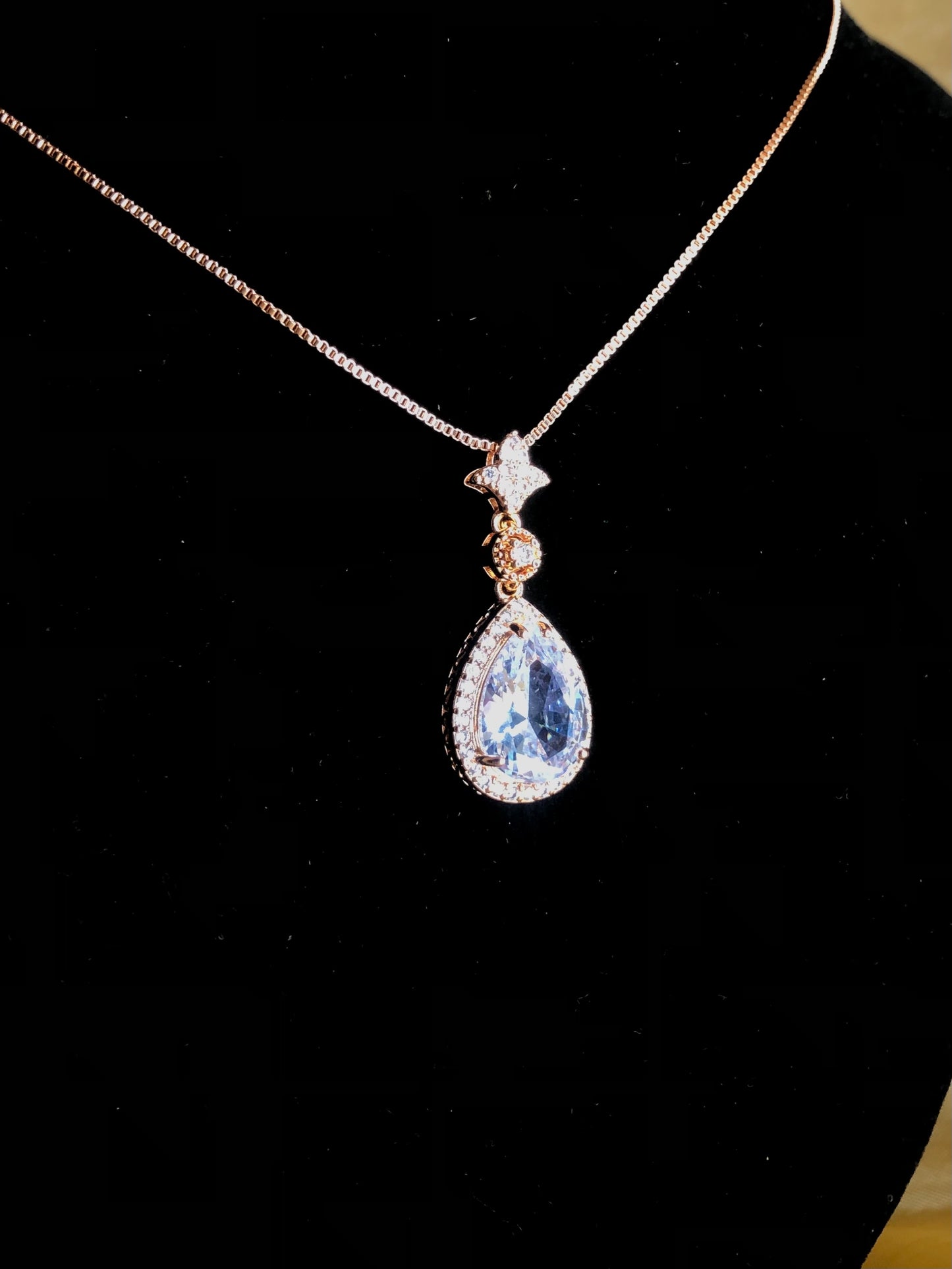 "White Crystal Teardrop Pendant Necklace”